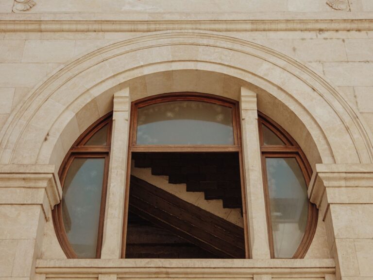 Linee, colori e geometrie possono essere coordinati con gli altri elementi dell'edificio, contribuendo a creare una facciata coerente con l'identità del progetto.
